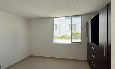 Casa en renta, con 3 habitaciones en Santa Fe Juriquilla, jardín y pasto sintético.