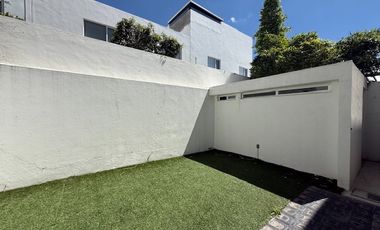 Casa en renta, con 3 habitaciones en Santa Fe Juriquilla, jardín y pasto sintético.
