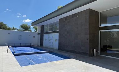 Casa en renta, con 3 habitaciones en Santa Fe Juriquilla, jardín y pasto sintético.