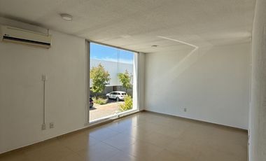 Casa en renta, con 3 habitaciones en Santa Fe Juriquilla, jardín y pasto sintético.