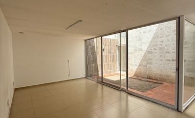 Casa en renta, con 3 habitaciones en Santa Fe Juriquilla, jardín y pasto sintético.