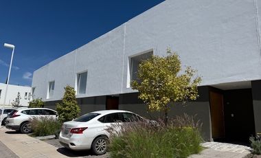 Casa en renta, con 3 habitaciones en Santa Fe Juriquilla, jardín y pasto sintético.