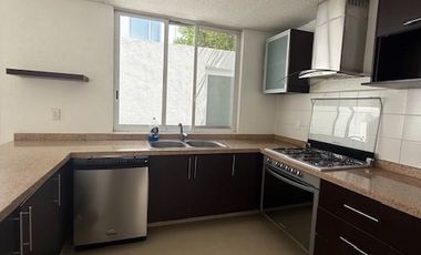 Casa en renta, con 3 habitaciones en Santa Fe Juriquilla, jardín y pasto sintético.