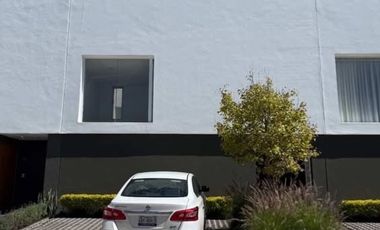 Casa en renta, con 3 habitaciones en Santa Fe Juriquilla, jardín y pasto sintético.