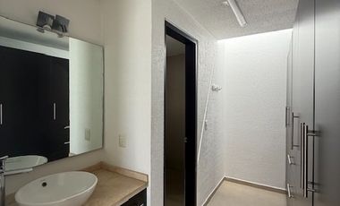 Casa en renta, con 3 habitaciones en Santa Fe Juriquilla, jardín y pasto sintético.