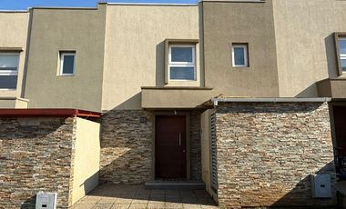 VENDO Casa Tipo Townhouse en Condominio Versalles. Barrio Frances