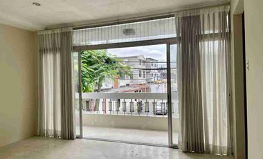 VENDO O ALQUILO CASA EN KENNEDY VIEJA
Atrás del Colegio Mercedarias