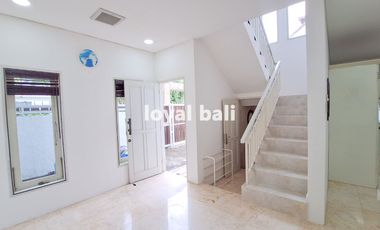Rumah, Luxury and Modern House with White Nuance in Taman Mumbul, Bali