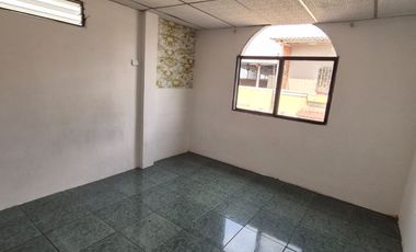 Casa Rentera en Venta en Ciudadela IETEL, 4 Departamentos, Calle Peatonal, Vehicular, Norte de Guayaquil