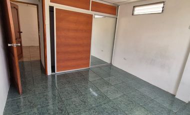 Casa Rentera en Venta en Ciudadela IETEL, 4 Departamentos, Calle Peatonal, Vehicular, Norte de Guayaquil