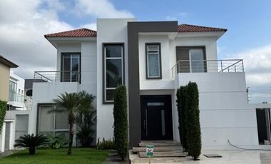 En alquiler lujosa y moderna casa en Estancias del Rio, via a Samborondon