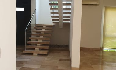 En alquiler lujosa y moderna casa en Estancias del Rio, via a Samborondon