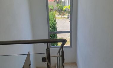 En alquiler lujosa y moderna casa en Estancias del Rio, via a Samborondon