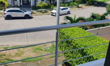 En alquiler lujosa y moderna casa en Estancias del Rio, via a Samborondon