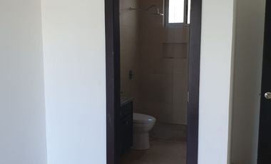 En alquiler lujosa y moderna casa en Estancias del Rio, via a Samborondon