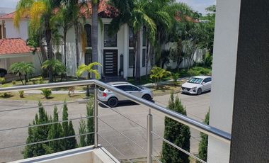 En alquiler lujosa y moderna casa en Estancias del Rio, via a Samborondon