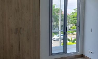 En alquiler lujosa y moderna casa en Estancias del Rio, via a Samborondon