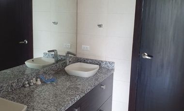 En alquiler lujosa y moderna casa en Estancias del Rio, via a Samborondon