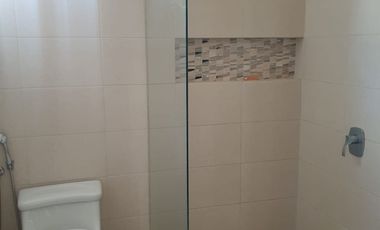 En alquiler lujosa y moderna casa en Estancias del Rio, via a Samborondon