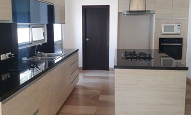 En alquiler lujosa y moderna casa en Estancias del Rio, via a Samborondon