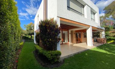 VENDO HERMOSA CASA EN CONJUNTO - CUMBAYA (Sector Colegio Menor)
