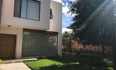 VENDO HERMOSA CASA EN CONJUNTO - CUMBAYA (Sector Colegio Menor)