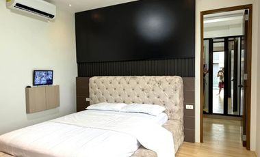 Elegant Modern Minimalist house with swimming pool