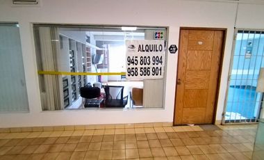 Alquiler San Isidro DOS DE MAYO - Oficina en Centro Comercial de 1 Ambiente - Área: 28m²