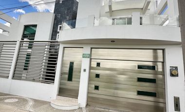 ¡Casa en renta de lujo en privada con seguridad!