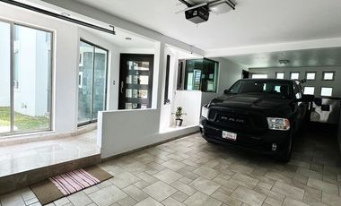 ¡Casa en renta de lujo en privada con seguridad!