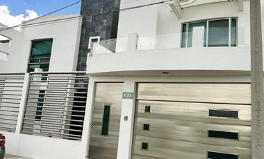 ¡Casa en renta de lujo en privada con seguridad!