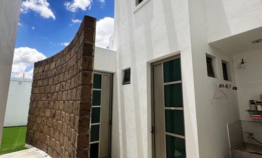 ¡Casa en renta de lujo en privada con seguridad!