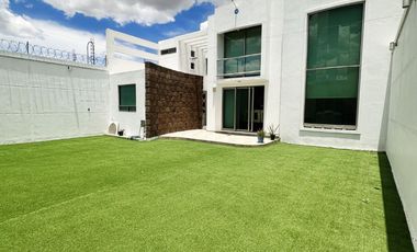 ¡Casa en renta de lujo en privada con seguridad!