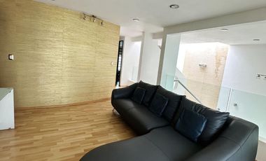 ¡Casa en renta de lujo en privada con seguridad!