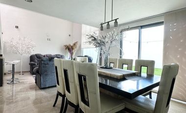 ¡Casa en renta de lujo en privada con seguridad!