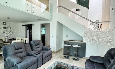 ¡Casa en renta de lujo en privada con seguridad!