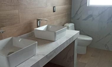 Casa en Venta en Fraccionamiento Montjuic, Metepec – Excelente Ubicación y Amplios Espacios