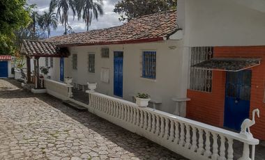 VENTA DE CASA TIPO HACIENDA REMODELADA CON TERRENO URBANO EN IBARRA