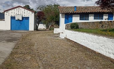 VENTA DE CASA TIPO HACIENDA REMODELADA CON TERRENO URBANO EN IBARRA