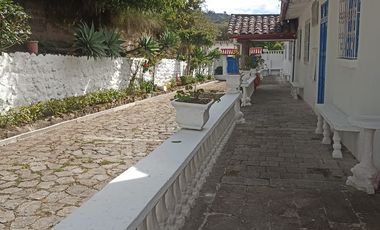 VENTA DE CASA TIPO HACIENDA REMODELADA CON TERRENO URBANO EN IBARRA