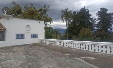 VENTA DE CASA TIPO HACIENDA REMODELADA CON TERRENO URBANO EN IBARRA