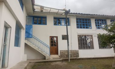 VENTA DE CASA TIPO HACIENDA REMODELADA CON TERRENO URBANO EN IBARRA