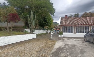 VENTA DE CASA TIPO HACIENDA REMODELADA CON TERRENO URBANO EN IBARRA