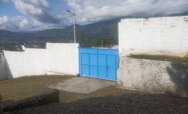 VENTA DE CASA TIPO HACIENDA REMODELADA CON TERRENO URBANO EN IBARRA