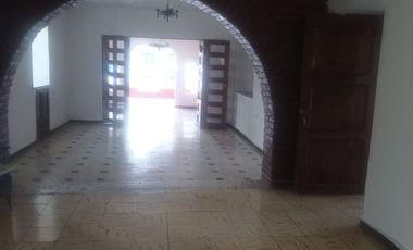 VENTA DE CASA TIPO HACIENDA REMODELADA CON TERRENO URBANO EN IBARRA