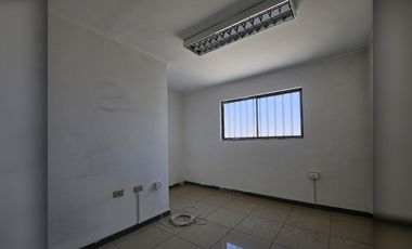 Se arrienda céntrico y amplio local comercial en la ciudad de Quillota.