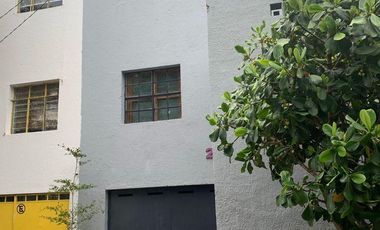CASA DE DOS PISOS EN COLONIA LADRÓN DE GUEVARA
