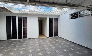 SE ALQUILA HERMOSA CASA DE UN PISO BARRIO ENTRE RIOS