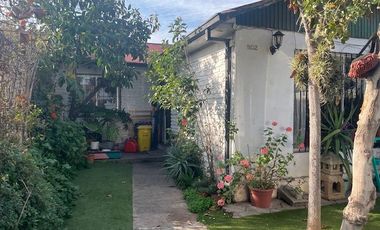 Las Condes, casa 4 D. 2 B, jardín, estacionamiento.