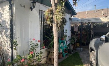 Las Condes, casa 4 D. 2 B, jardín, estacionamiento.